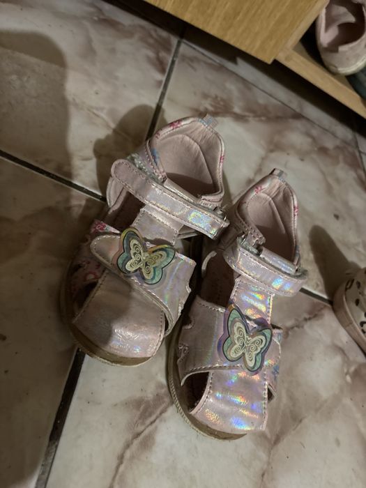 Sandale roz cu fluture fete