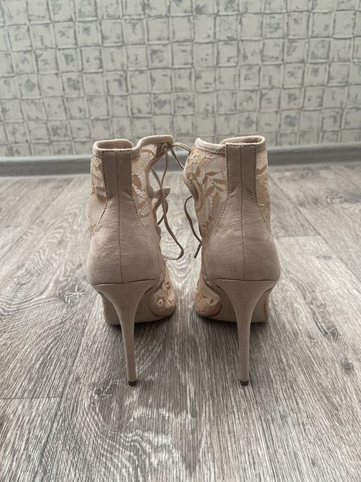 Бежевые босоножки