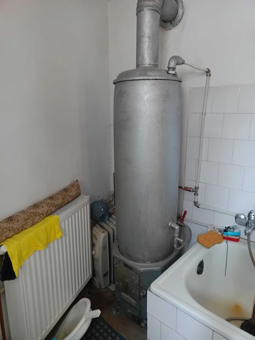 Boiler pe lemne ,70 l capacitate si 3 sobe de teracota.