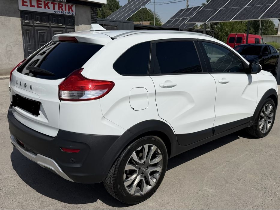 Lada xray cross sotiladi holati ideal bir qul moshina
