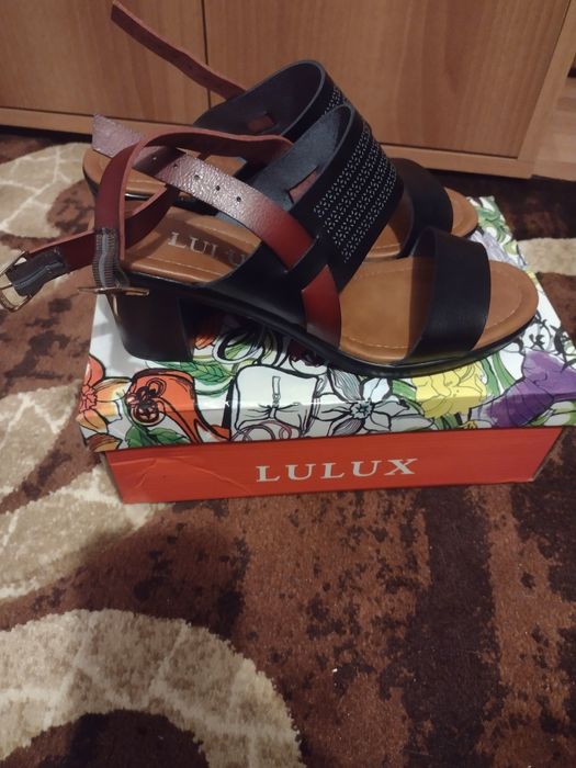 Vând sandale ,stare nou