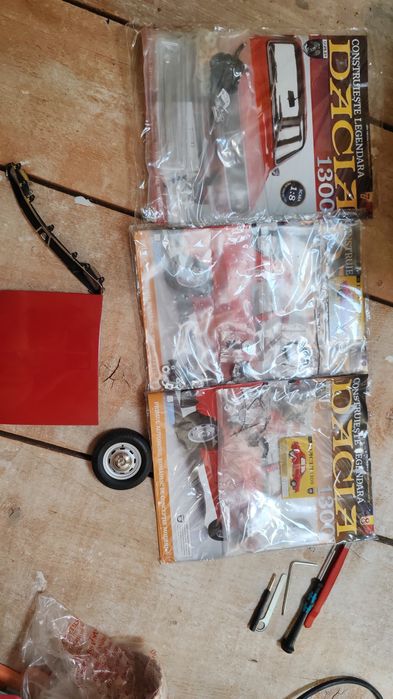 Set Macheta Dacia 1300 Scara 1:8 - Numerele 7, 8 și 9 + Accesorii/Unelte