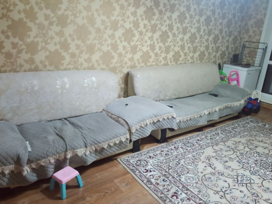 Два дивана бежевого цвета