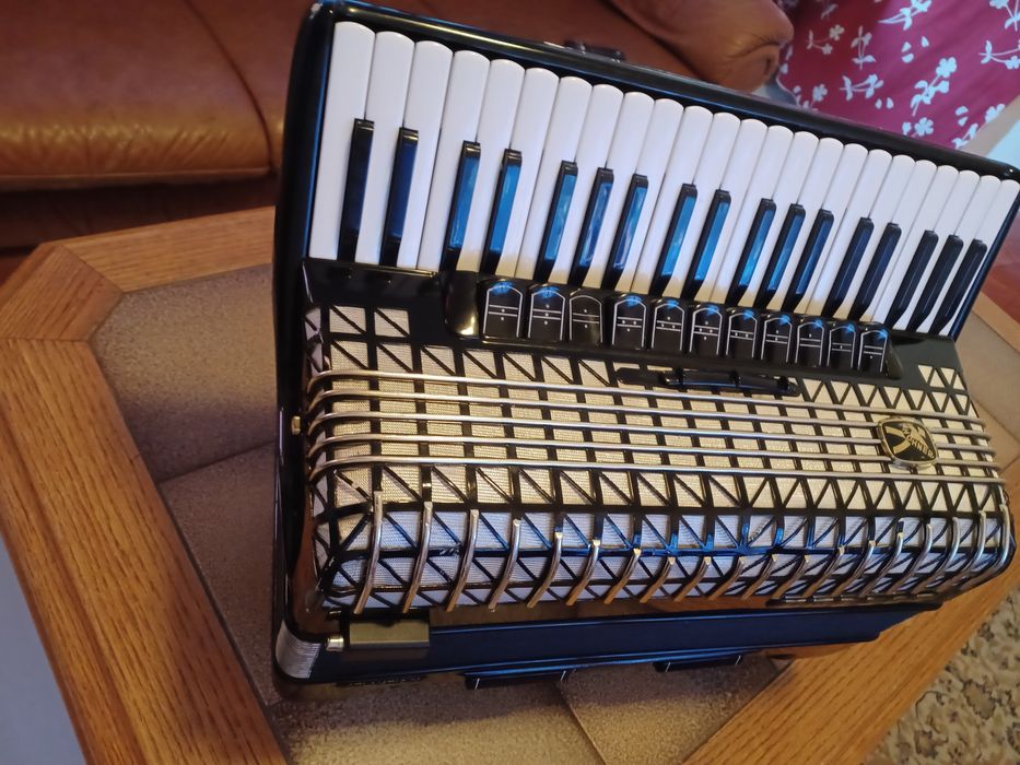 Vând acordeon hohner