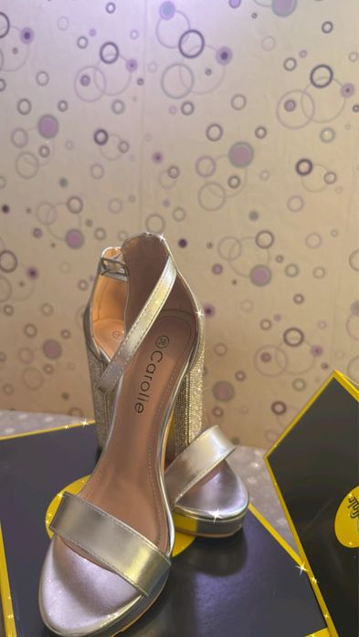 Sandale argintii cu strasuri pe toc marimea 36 potrivite si pt 37