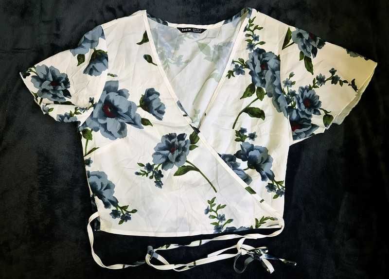 Bluză wrap albă cu imprimeu floral albastru, mărime M