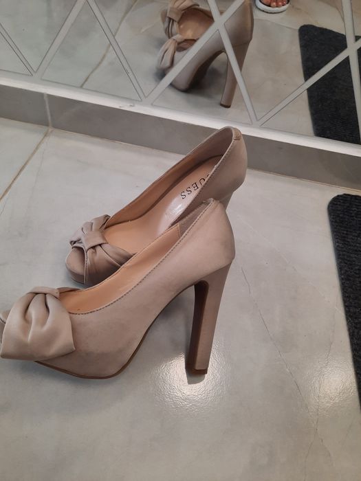 Pantofi crem GUESS