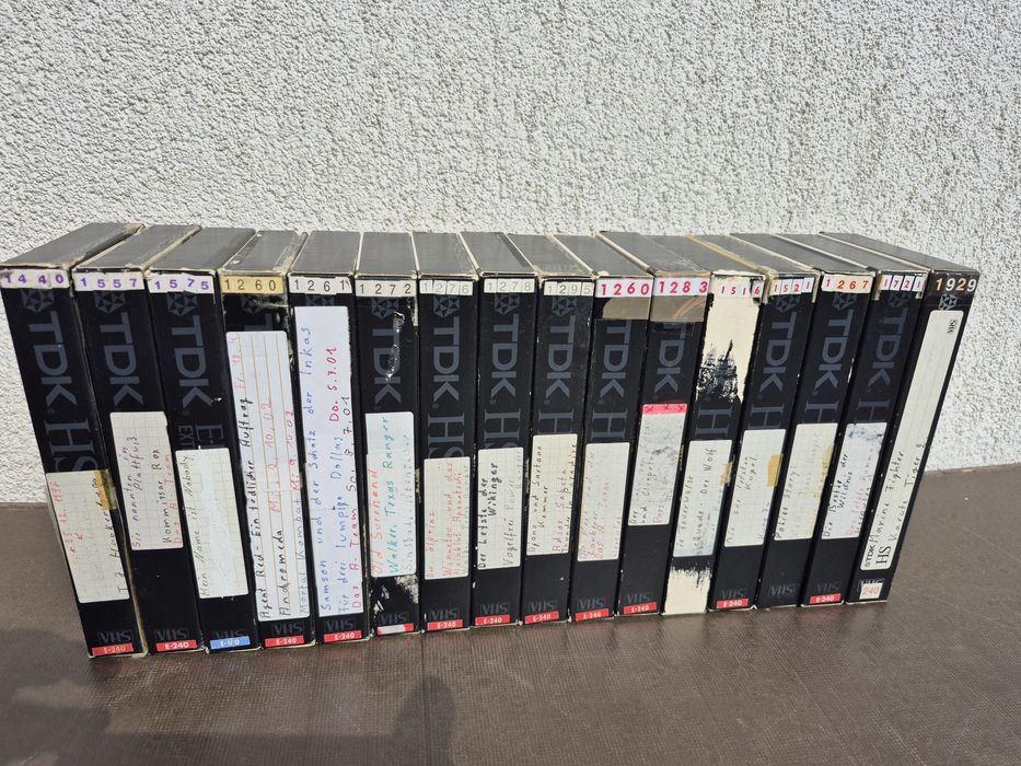 Vând 19 casete video VHS originale TDK  colectie filme  diferite de 180-240 minute