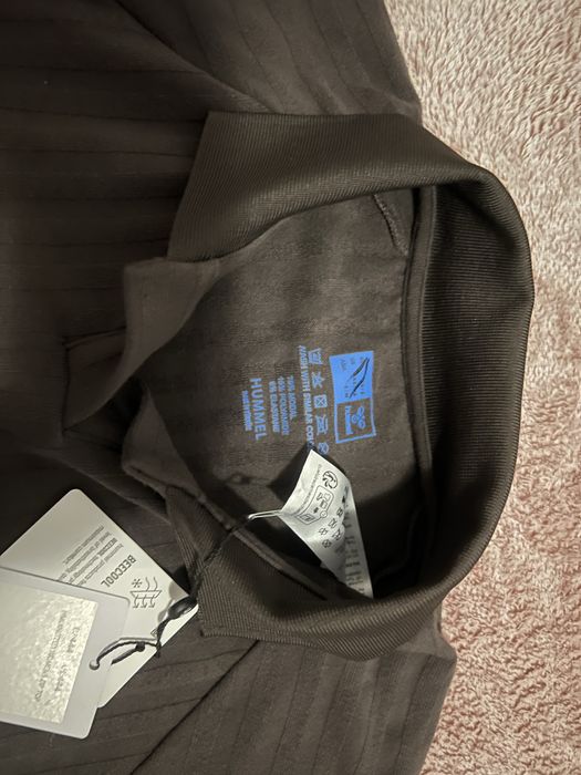 Това е кафява тениска Hummel с технология BeeCool.