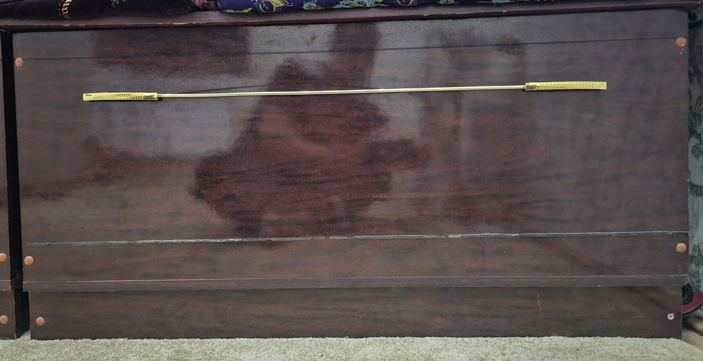 Шкаф  ва сандик сотилади.