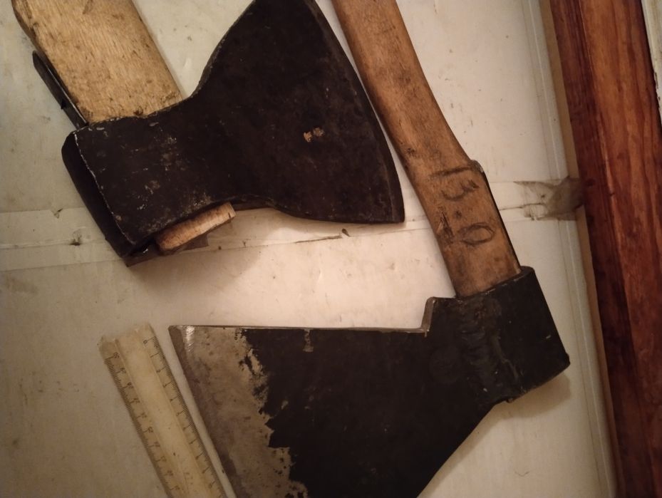 Продам мясной топор с топорищем.