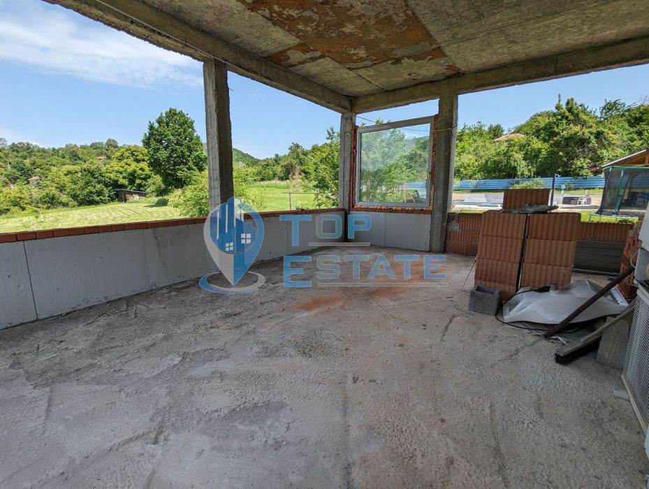 Масивна къща на груб строеж с голям двор и панорама в село Войнежа