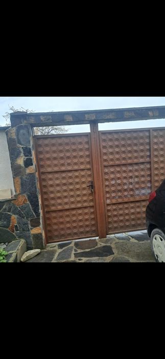 Двукрилна гаражна врата и входна врата