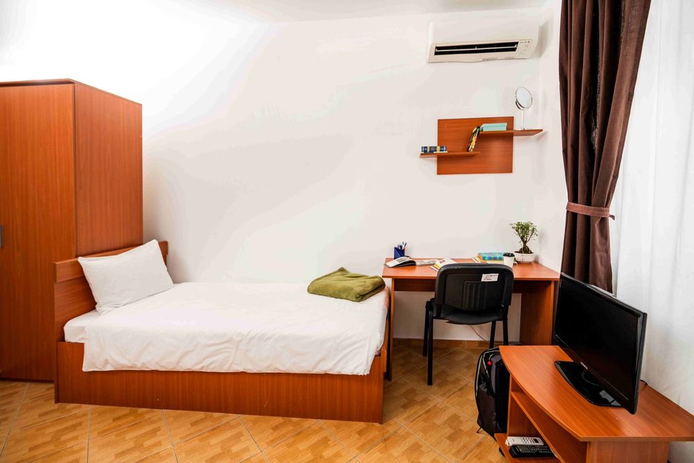 Inchiriez camera camin WEST GATE cu baie proprie