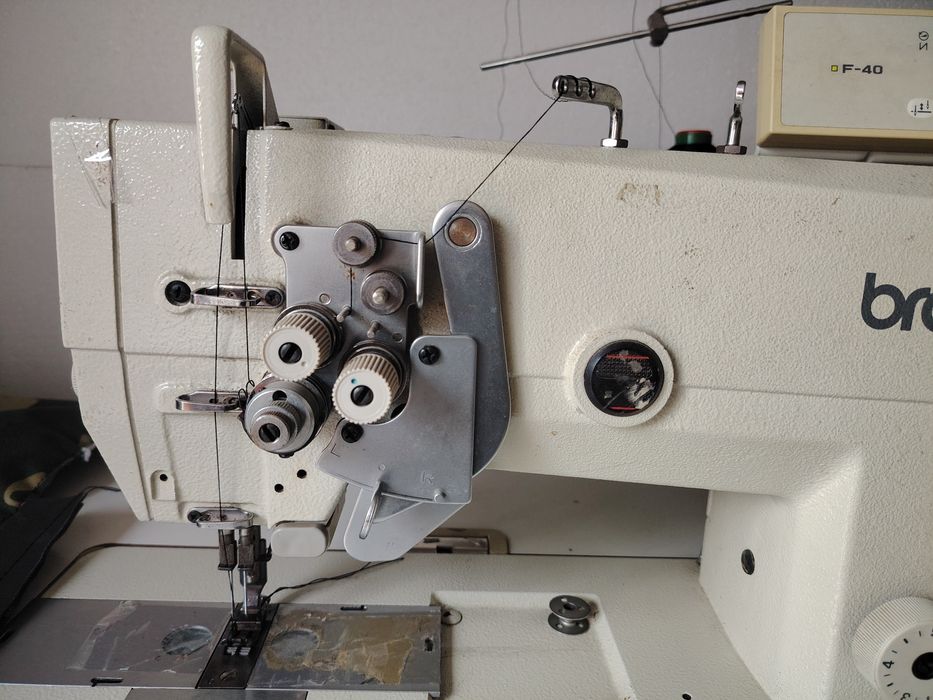 Mașina de cusut 2 ace brother