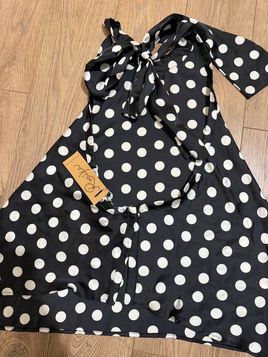 Черна блуза на guess - м размер с якичка и дълъг ръкав