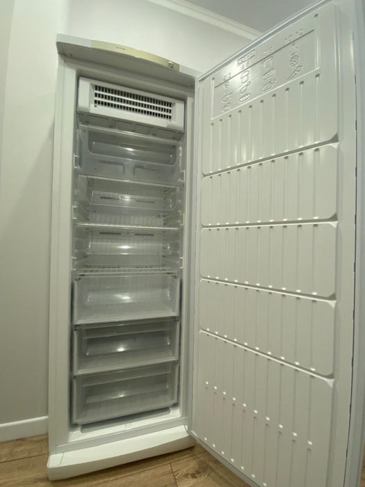 Продам морозильную камеру Indesit