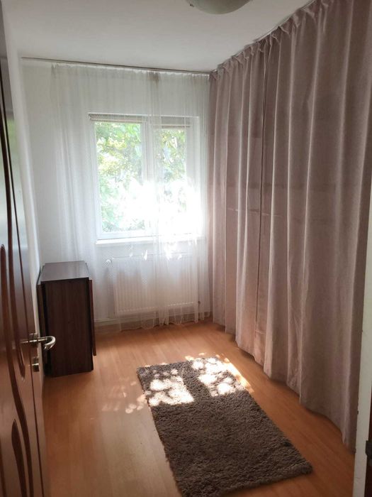 Proprietar închiriez apartament cu trei camere semidecomandat în Bacău
