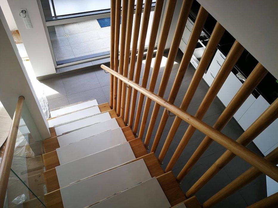 стъклен парапет в комбинация с дърво