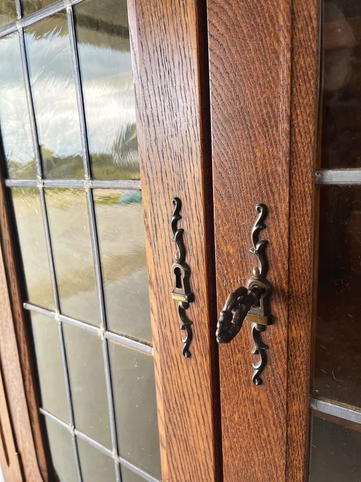 Дъбова ъглова витрина/ ъглова витрина масив