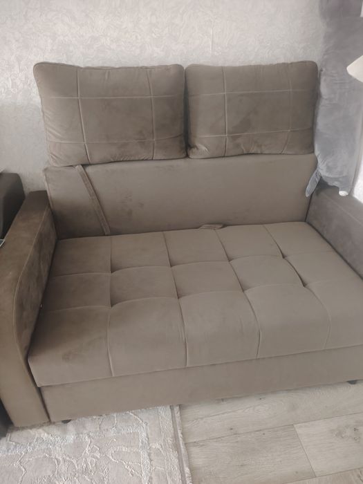 Продам мини диван срочно. Новый.      Раскладывается!.. .