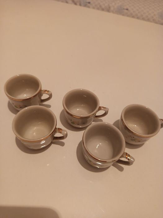 Много малки чашки.