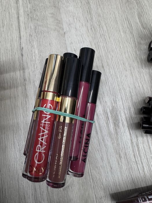 Rujuri/ creioane ochi/ buze