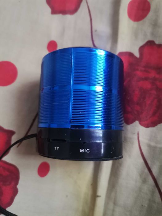 Vând boxă portabilă mică de buzunar cu acumulator bluetooth card stik