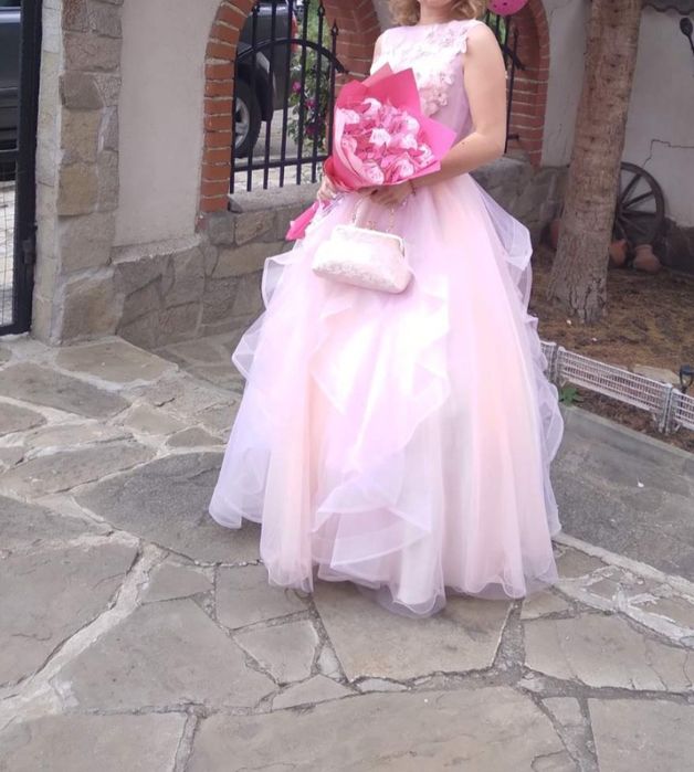 Розова бална рокля