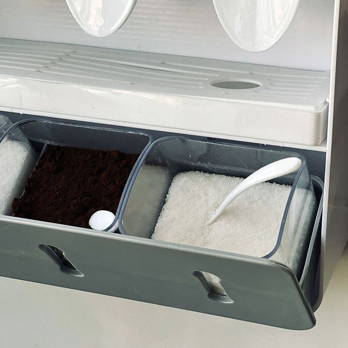 Стенен органайзер за течни и сухи подправки.