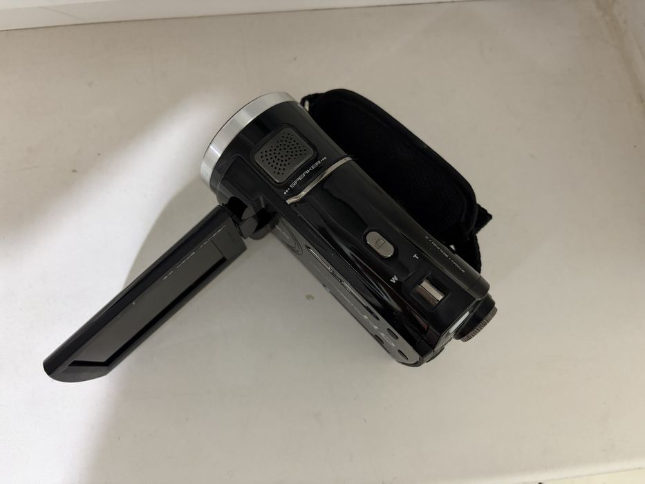 Продается видеокамера HandyCam Sony HD defention
