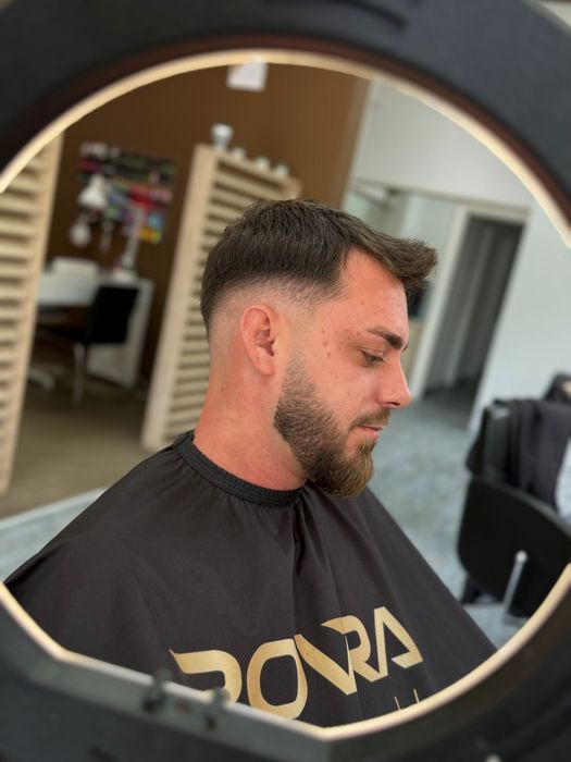 Caut model frizerie pentru tuns/ tuns + barba