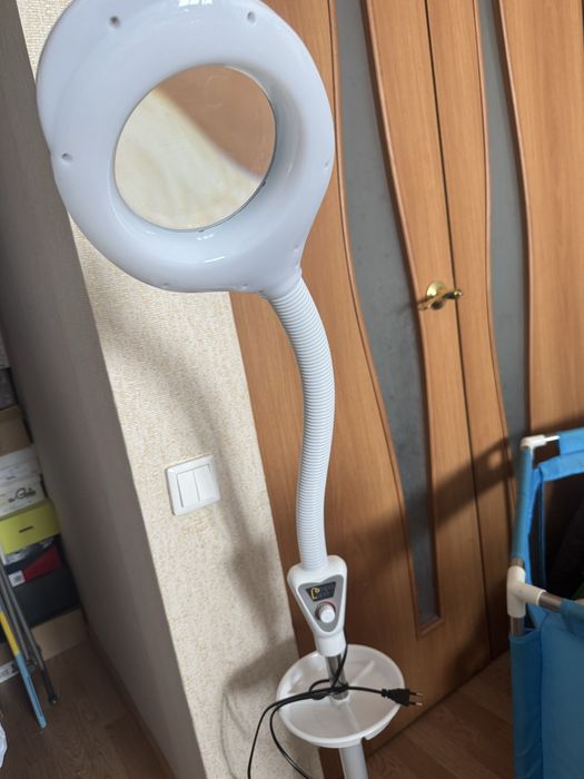 Лампа-лупа косметологическая