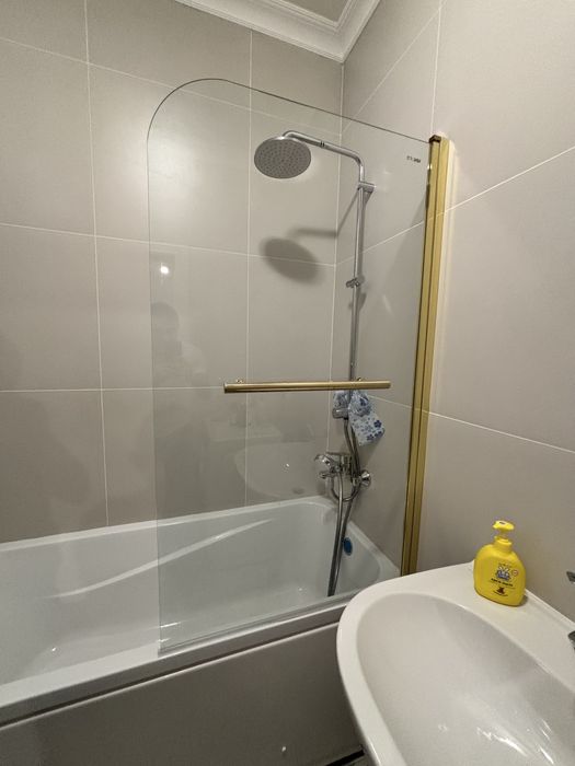 Стеклянная перегородка для ванной