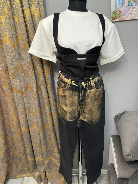 Черни дънки със златни елементи