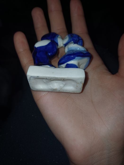 Порцеланова фигурка целувка
Размер: 7см./7.5 см.