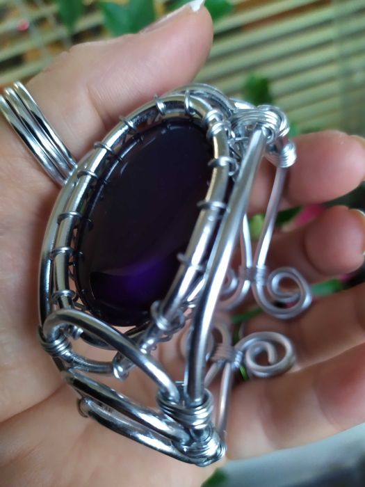 Ръчно изработени гривни от естествени кристали и бижутерска тел.