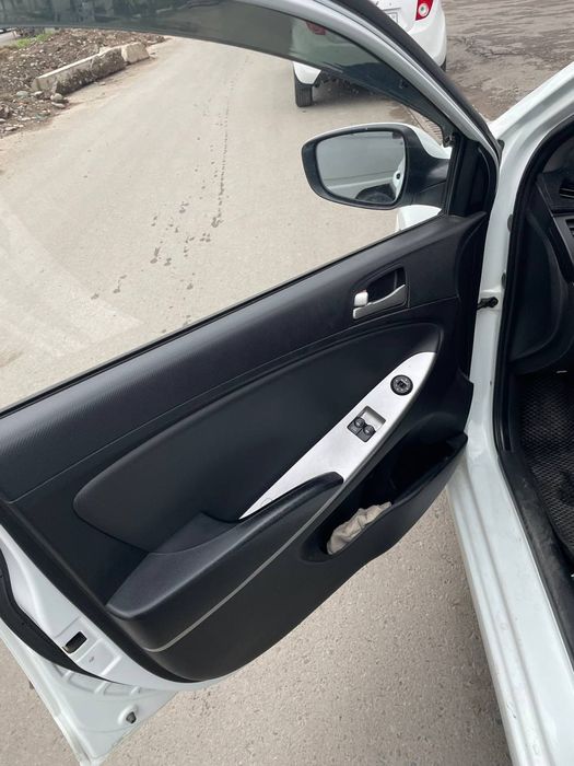 Hyndai accent aftomabil