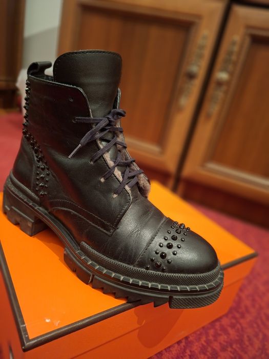 Продаеться женская обувь