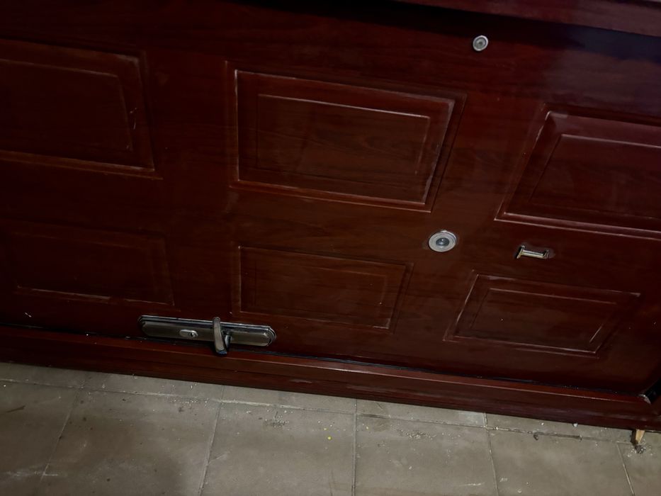 Ușă maronie de apartament