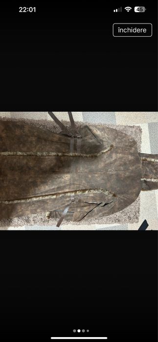 Palton piele naturala captusit cu insertii de blana naturala.