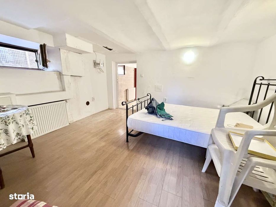 Vand casa Cornisa pe 1 nivel, singur in curte