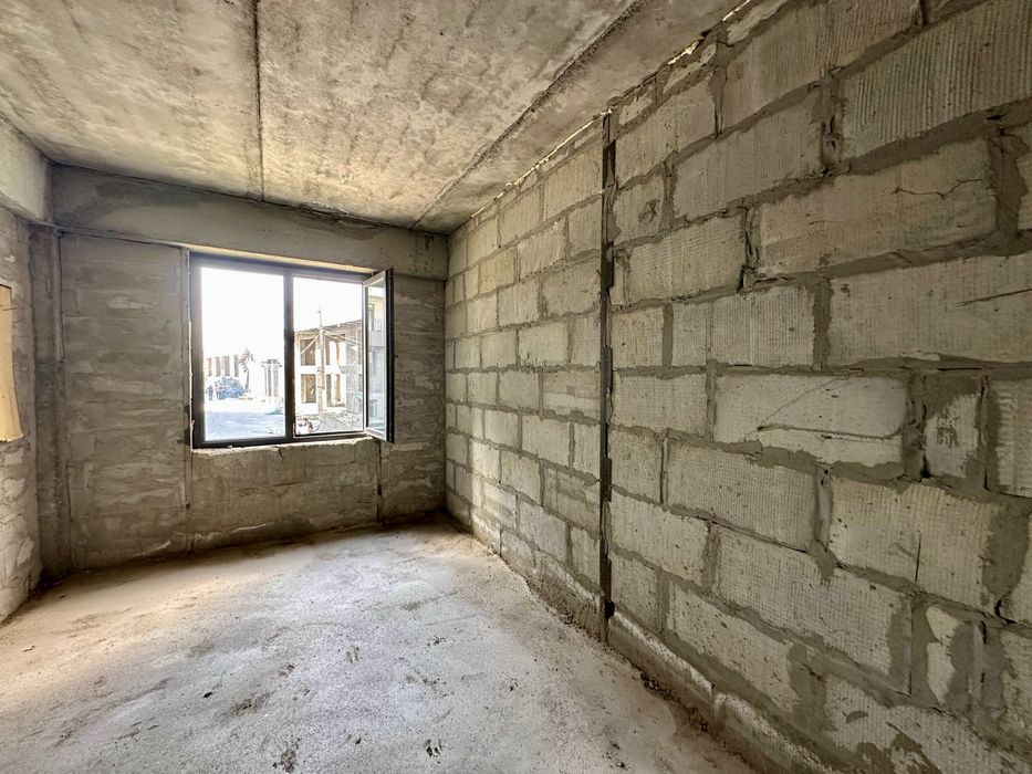 3х ком. квартира, на 1 этаже. Фамили парк