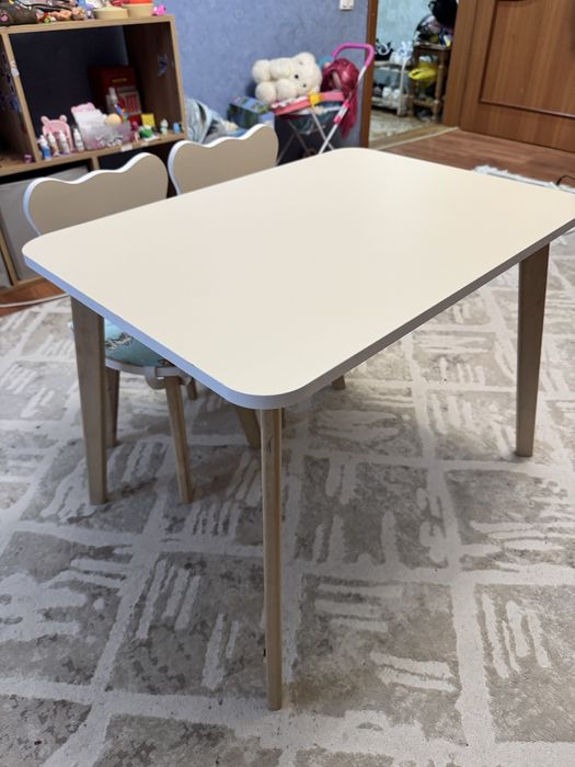 Детский стол с 2 стульями