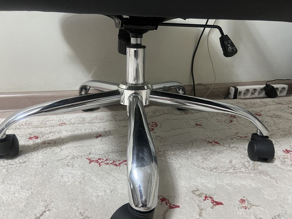 Кожоное кресло.