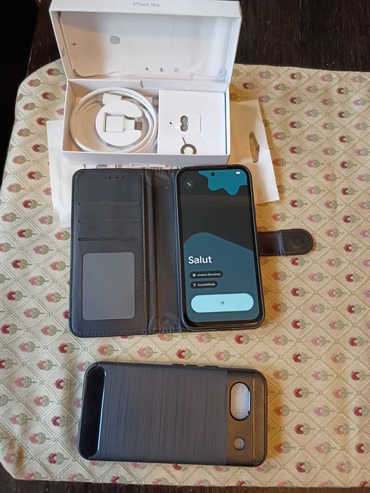 Google Pixel 8a impecabil, cu doua huse.