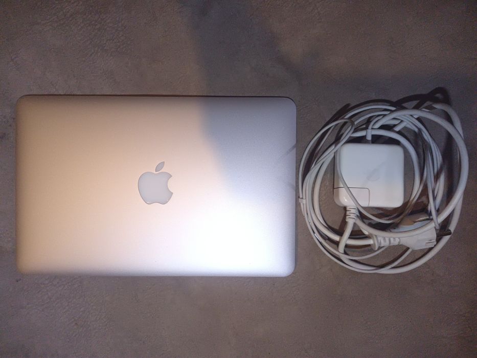 Aple MacBook Air 11.    (A1370)