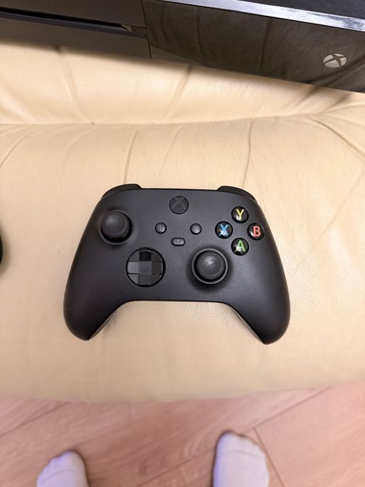 Xbox One черен + контролер