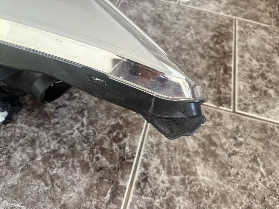 Десен фар за Тойота Версо / Toyota Verso S 2012