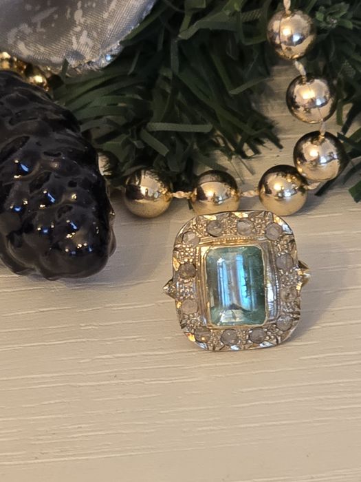 Inele din aur cu diamante si smarald